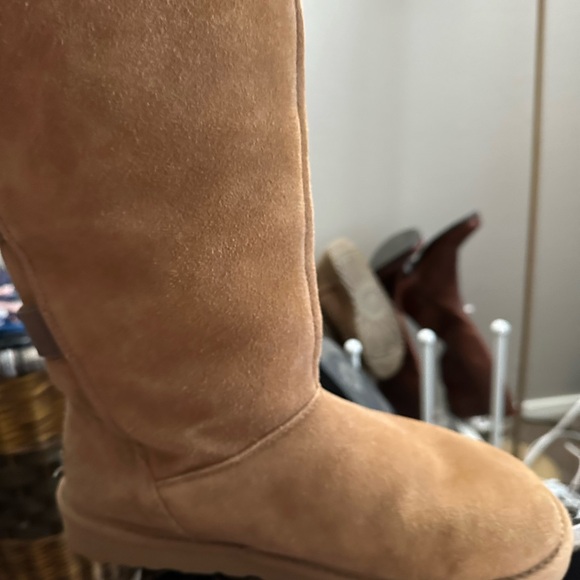 Ugg boos. Size 10 . Used looks new. In perfect condition. Chestnut color. - Picture 7 of 9